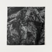 Grayscale-foto van rock wandkleed (Voorkant)
