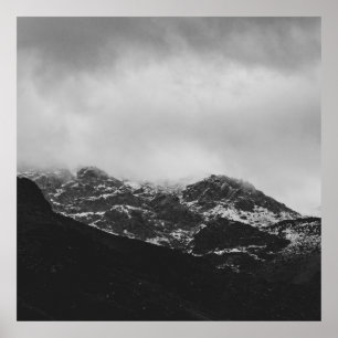 GRAYSCALE FOTO VAN SNEEUWGEDEKTE MOUNTAINE POSTER