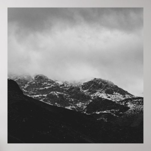 GRAYSCALE FOTO VAN SNEEUWGEDEKTE MOUNTAINE POSTER (Voorkant)