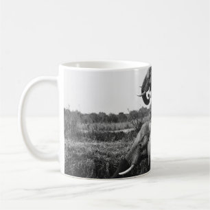 GRAYSCALE FOTO VAN TWEE ELEPHANTS OP HET WATERLICH KOFFIEMOK