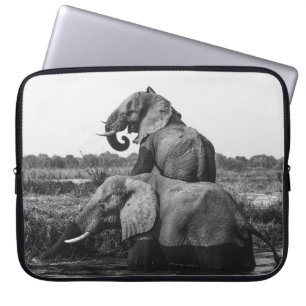 GRAYSCALE FOTO VAN TWEE ELEPHANTS OP HET WATERLICH LAPTOP SLEEVE