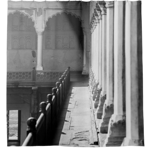 GRAYSCALE FOTOGRAFIE VAN CORRIDOR DOUCHEGORDIJN (Voorkant)