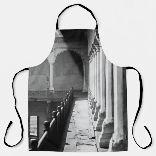 GRAYSCALE FOTOGRAFIE VAN CORRIDOR SCHORT (Voorkant)