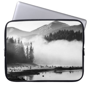 GRAYSCALE FOTOGRAFIE VAN DE HOOGTE NEAIRE PIJNBOME LAPTOP SLEEVE