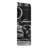 GRAYSCALE FOTOGRAFIE VAN DE VINTAGE-AUTOMOTOR THERMOSBEKER (Geroteerd rechts)