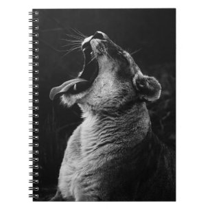 GRAYSCALE FOTOGRAFIE VAN GEDANKTE LIONATIE NOTITIEBOEK