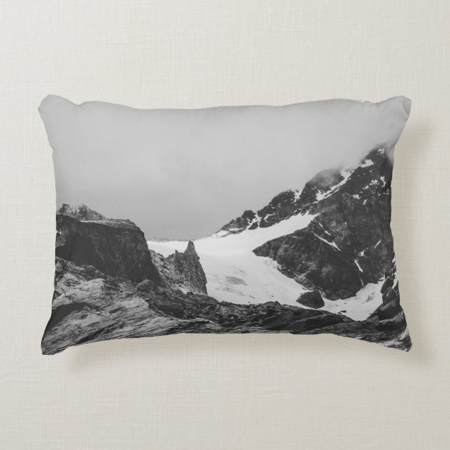 GRAYSCALE FOTOGRAFIE VAN HET SNEEUWHOESJE MOUNTAIN ACCENT KUSSEN (Voorkant)