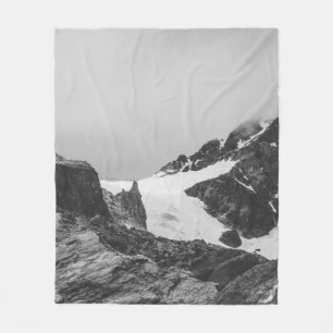 GRAYSCALE FOTOGRAFIE VAN HET SNEEUWHOESJE MOUNTAIN FLEECE DEKEN