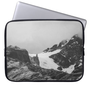GRAYSCALE FOTOGRAFIE VAN HET SNEEUWHOESJE MOUNTAIN LAPTOP SLEEVE