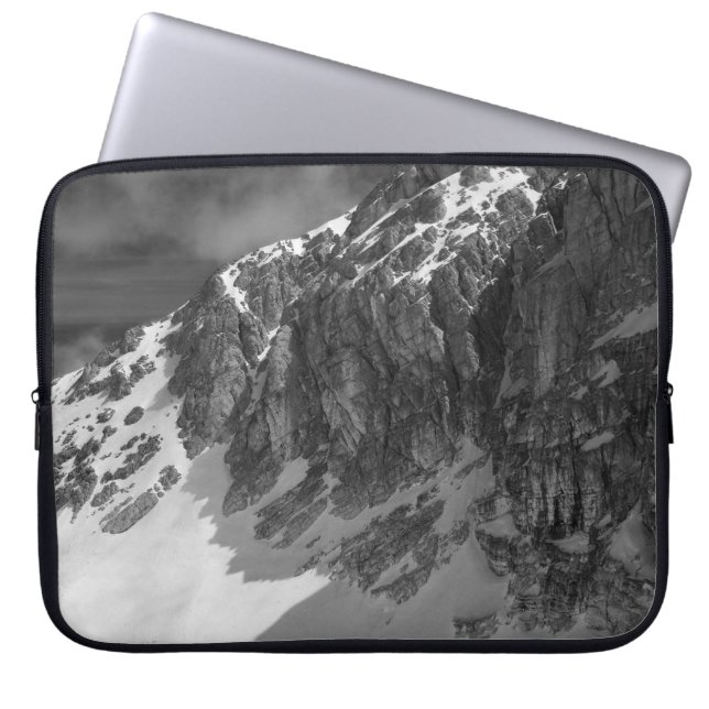 GRAYSCALE FOTOGRAFIE VAN MOUNTAIN LAPTOP SLEEVE (Voorkant)
