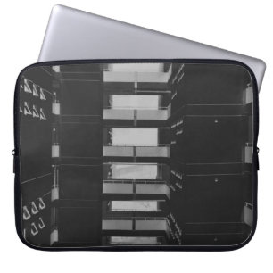 GRAYSCALE FOTOGRAFIE VAN NETWERKCABINETS LAPTOP SLEEVE