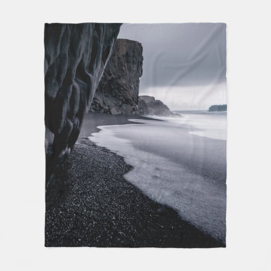 GRAYSCALE FOTOGRAFIE VAN SEASHORE EN CALM ZEE FLEECE DEKEN (Voorkant)