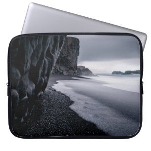 GRAYSCALE FOTOGRAFIE VAN SEASHORE EN CALM ZEE LAPTOP SLEEVE