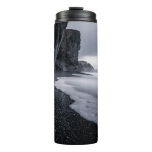 GRAYSCALE FOTOGRAFIE VAN SEASHORE EN CALM ZEE THERMOSBEKER