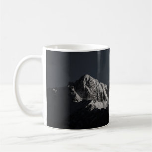 GRAYSCALE FOTOGRAFIE VAN SNEEUWMOUNTAIN KOFFIEMOK