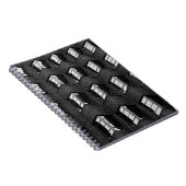 GRAYSCALE FOTOGRAFIE VAN STADSBOUW NOTITIEBOEK (Rechterzijde)