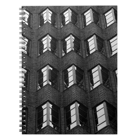 GRAYSCALE FOTOGRAFIE VAN STADSBOUW NOTITIEBOEK (Voorkant)