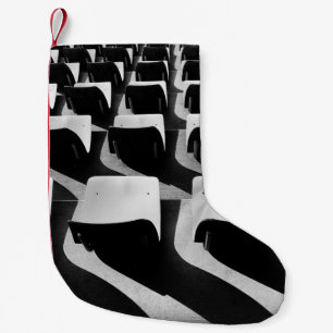 Grayscale-fotografie van stoelen zonder mensen kleine kerstsok