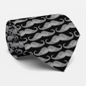 Grayscale Mustache Pattern | Zwarte achtergrond Stropdas (Opgerold)
