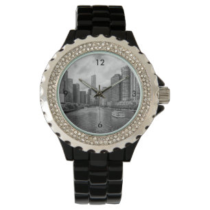 Grayscale van de Chicago River en de Trump Tower Horloge