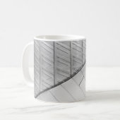 Grayscalefoto van vloeren koffiemok (Voorkant links)