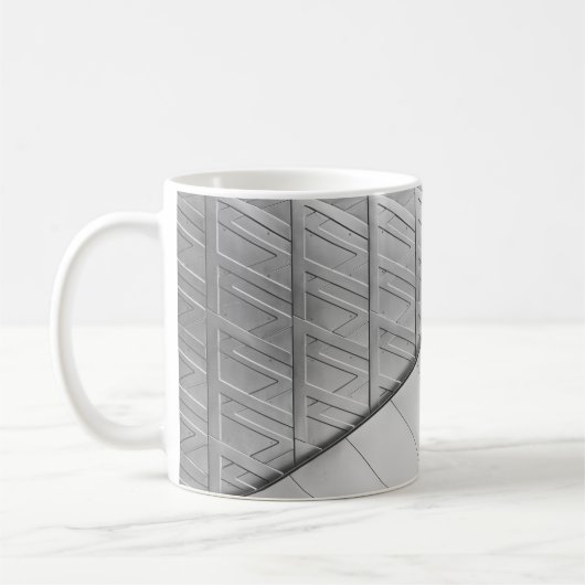 Grayscalefoto van vloeren koffiemok (Links)