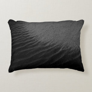 Grayscalefotografie van zand accent kussen