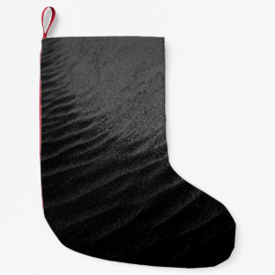 Grayscalefotografie van zand kleine kerstsok