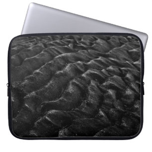 Grayscalefotografie van zand laptop sleeve