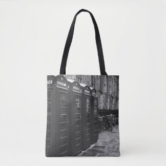 GRAYSCHAALFOTO VAN VIER TELEFOONBOOTHEN DIE VERBON TOTE BAG