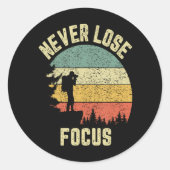 Grazende Fotograaf Camera Verliest Nooit Focus Ronde Sticker (Voorkant)