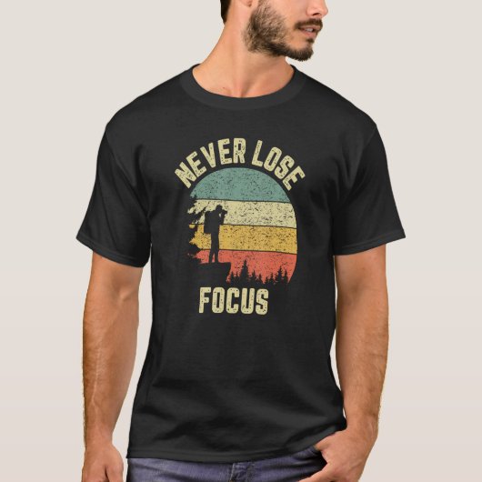 Grazende Fotograaf Camera Verliest Nooit Focus T-shirt (Voorkant)