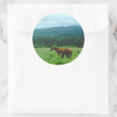 Grazende paarden met bergen achtergrond ronde sticker (Tas)