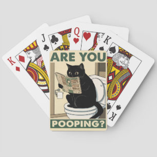 Grazige kat die krant leest in de badkamer pokerkaarten