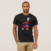 Grazige Oude Man op Rode Scooter T-shirt (Voorkant volledig)