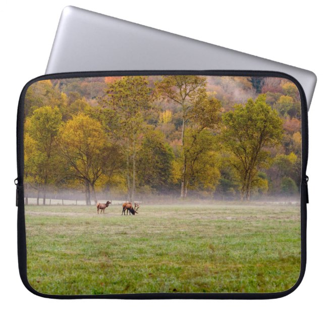 Grazing Elk Couple Laptop Sleeve 15" (Voorkant)