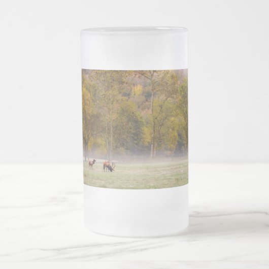 Grazing Elk Paar Frosted Beer Mok (Center)