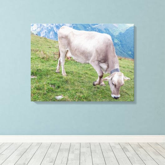 Grazing koe uitzicht canvas print (Insitu (Houten vloer))