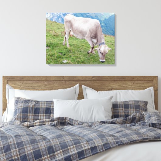 Grazing koe uitzicht canvas print (Insitu (Slaapkamer))
