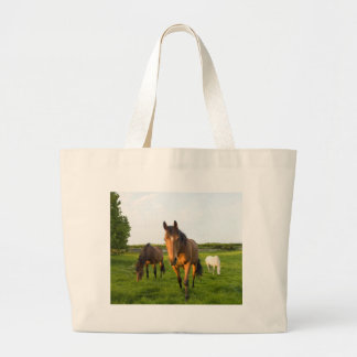 Grazing van paarden grote tote bag