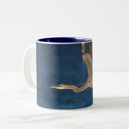Great Blue Heron in Flight Two-Tone Coffee Mok (Voorkant links)