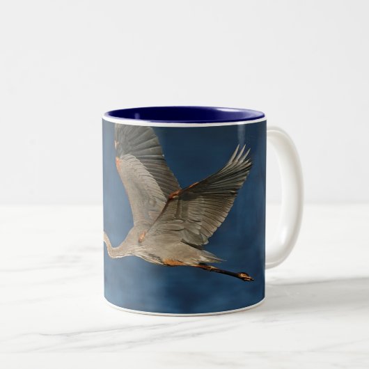 Great Blue Heron in Flight Two-Tone Coffee Mok (Voorkant rechts)