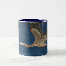 Great Blue Heron in Flight Two-Tone Coffee Mok