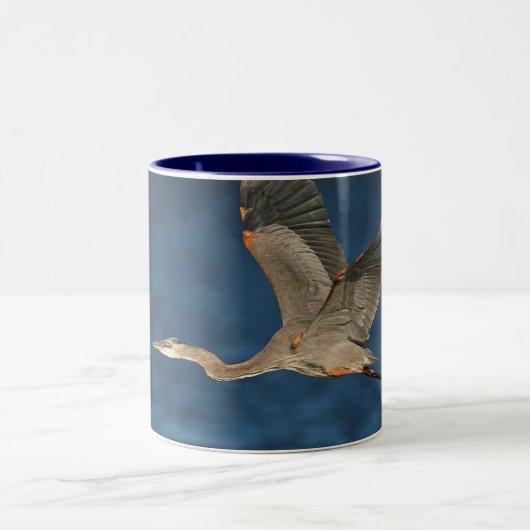 Great Blue Heron in Flight Two-Tone Coffee Mok (Center)