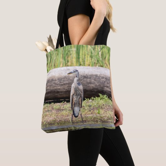 Great Blue Heron in Lake ChamPlain Tote Bag (Dichtbij)