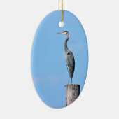Great Blue Heron op post Keramisch Ornament (Rechts)