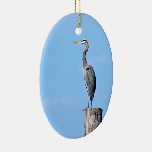 Great Blue Heron op post Keramisch Ornament (Rechts)
