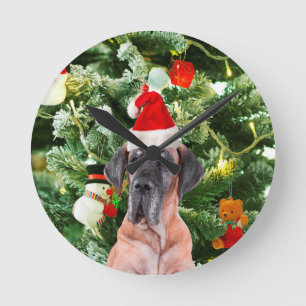 Great Dane met kerstboom cadeaudozen Kerstman hoed Ronde Klok