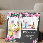 Great Grandma Chalkboard en Cherry Blossom Photo Fotoplaat<br><div class="desc">fotoplaque op maat van je grootmoeder. Het fotomalplaatje is opstelling klaar voor u om twee van uw favoriete familiefoto's toe te voegen en, u kunt uw douanebericht en/of naam(en) ook toevoegen. Het ontwerp is voorzien van roze kerriesbloesem op een ondergrond met een ondergedompeld alkboard met witte typografie. "GREAT GRANDMA" wordt...</div>