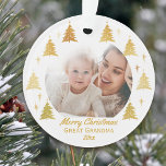 Great Grandma Kerstfoto White en Gold Ornament<br><div class="desc">Aangepaste kerstversiering in wit met gouden kerstbomen en bewerkbare tekst. Het fotomalplaatje is opstelling voor u om één van uw favoriete afbeeldingen afbeeldingen toe te voegen, die met gouden bomen en sterren zullen worden omgevormd. De tekst staat op dit moment op Merry Kerstmis Great Grandma 20xx en u kunt dit...</div>